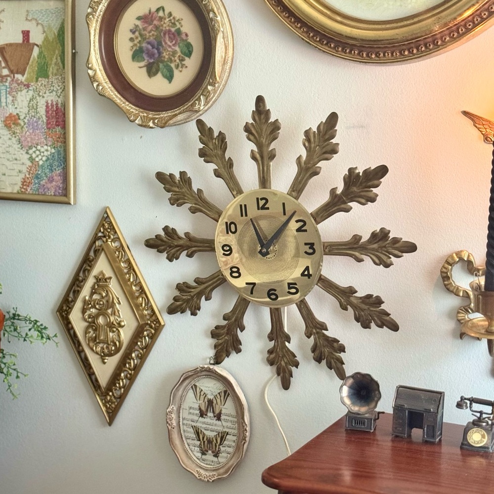 Mid-Century Sunburst Electric Wall Clock – Late 1960s Hollywood Regency